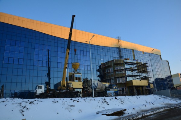 За два дня до сдачи во дворце водных видов спорта кипит работа: показываем, как выглядит долгострой