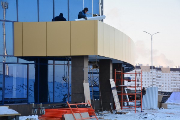 За два дня до сдачи во дворце водных видов спорта кипит работа: показываем, как выглядит долгострой