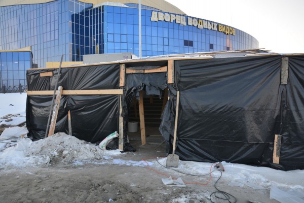 За два дня до сдачи во дворце водных видов спорта кипит работа: показываем, как выглядит долгострой