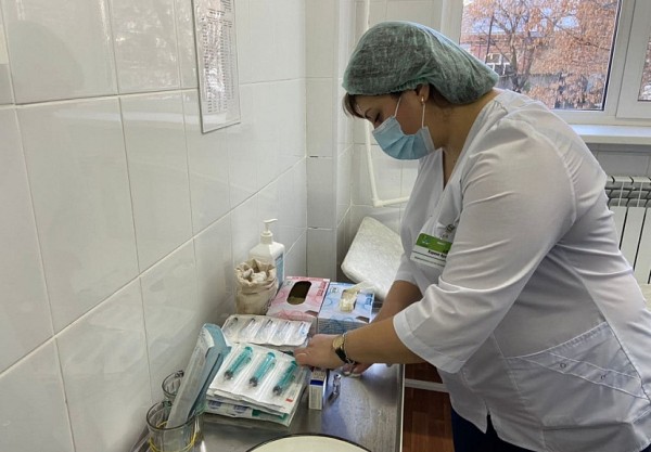 Саратовских врачей начали вакцинировать от коронавируса Саратовских врачей начали вакцинировать от коронавируса