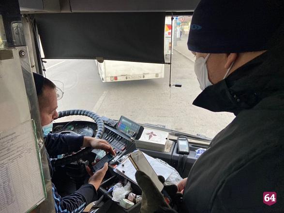 Водители саратовских автобусов носят маски на подбородке