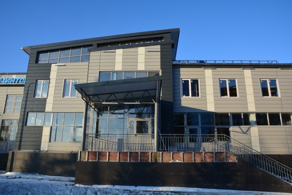 За два дня до сдачи во дворце водных видов спорта кипит работа: показываем, как выглядит долгострой