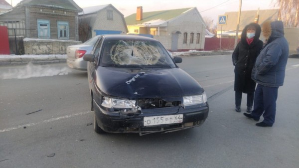 Жительницу Балакова сбила легковушка и автобус
