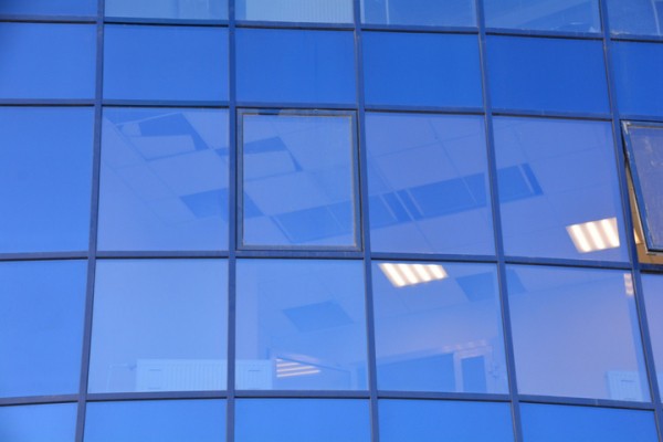 За два дня до сдачи во дворце водных видов спорта кипит работа: показываем, как выглядит долгострой