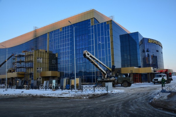 За два дня до сдачи во дворце водных видов спорта кипит работа: показываем, как выглядит долгострой