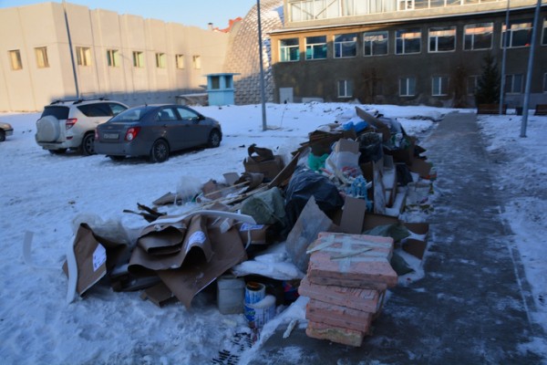 За два дня до сдачи во дворце водных видов спорта кипит работа: показываем, как выглядит долгострой