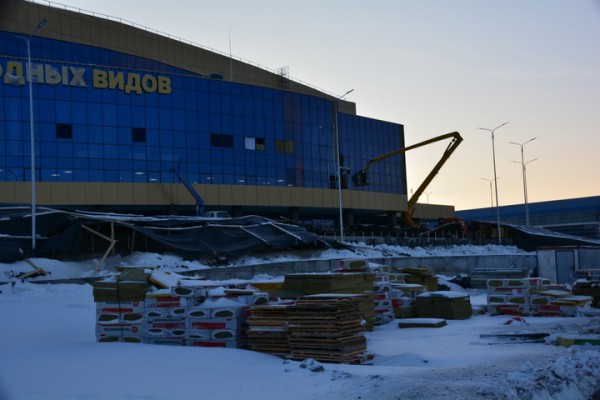 За два дня до сдачи во дворце водных видов спорта кипит работа: показываем, как выглядит долгострой