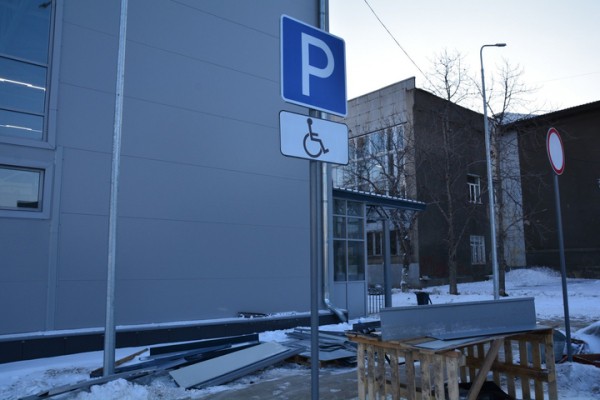 За два дня до сдачи во дворце водных видов спорта кипит работа: показываем, как выглядит долгострой