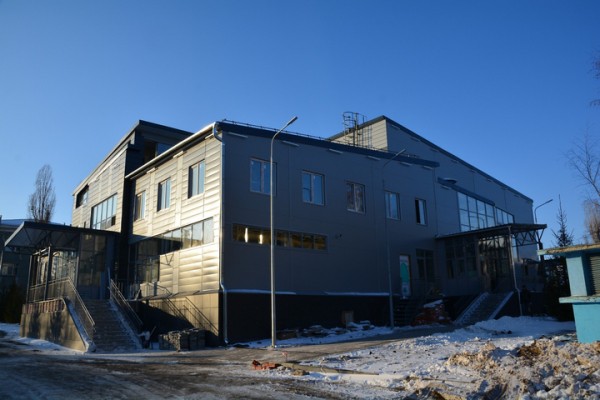 За два дня до сдачи во дворце водных видов спорта кипит работа: показываем, как выглядит долгострой