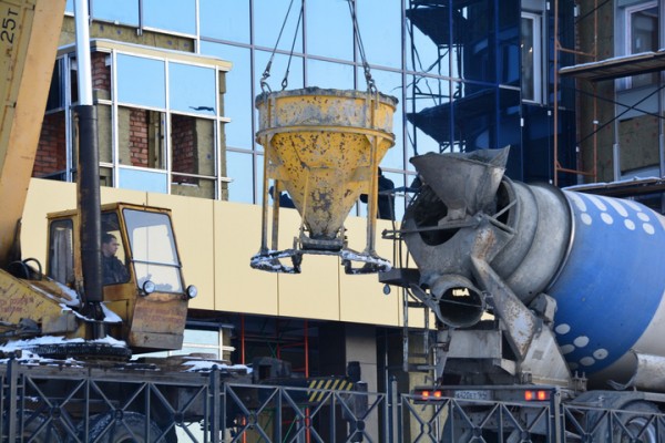 За два дня до сдачи во дворце водных видов спорта кипит работа: показываем, как выглядит долгострой