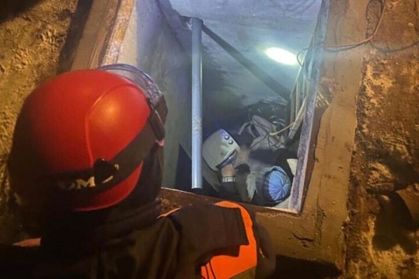 Спасатели достали из глубокой ямы свалившегося в нее пенсионера