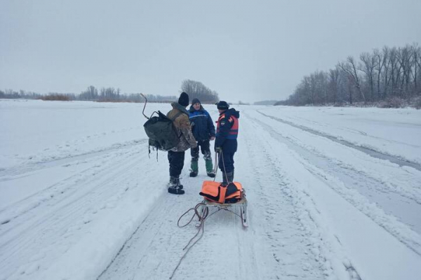 В Вольске спасатели эвакуировали с акватории рыбака, получившего травму