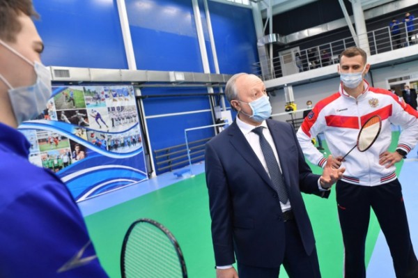 Губернатор Валерий Радаев вместе с саратовскими спортсменами и тренерами осмотрел новый бадминтонный комплекс