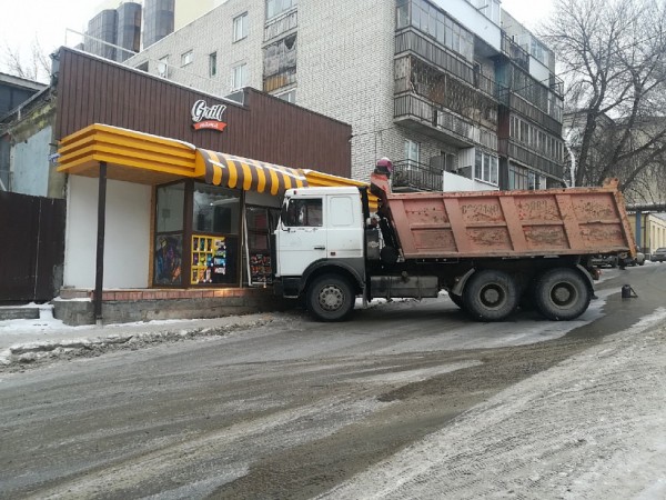 В Саратове самосвал заехал в кафе быстрого питания В Саратове самосвал заехал в кафе быстрого питания