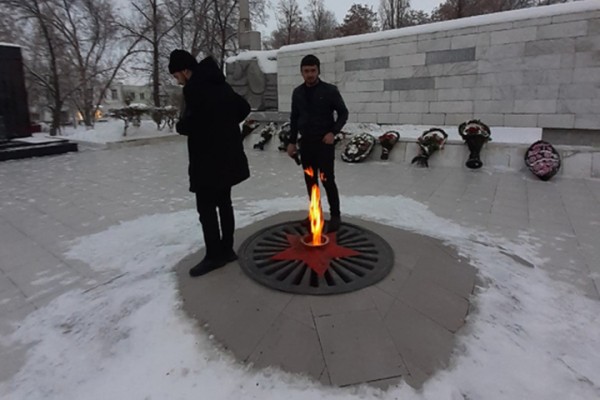 Азербайджанцам, чистившим семечки над Вечным огнем, грозит уголовное наказание