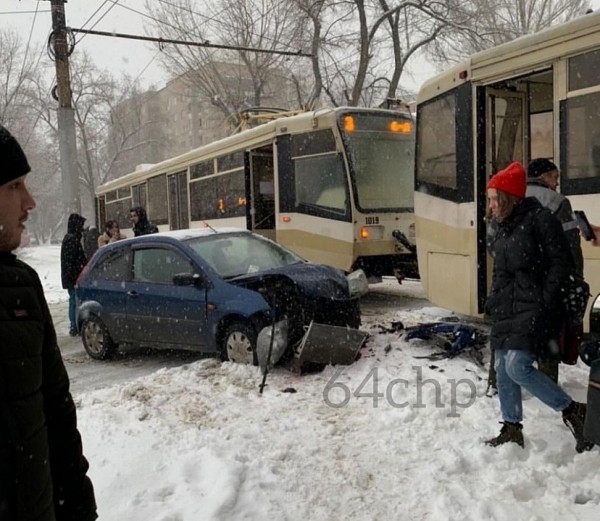 В саратовский трамвай на ходу влетел автомобиль В саратовский трамвай на ходу влетел автомобиль