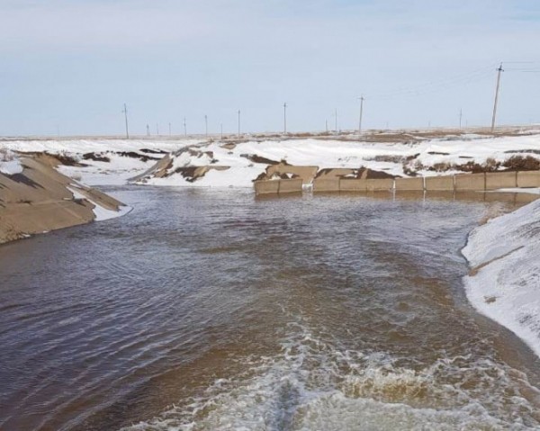 По поручению Губернатора в Алгайский район началась подача воды на лиманное орошение