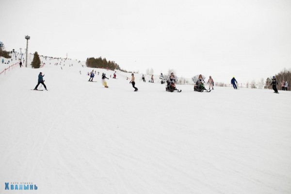 В Хвалынске сотни любителей сноуборда и горных лыж приняли участие в &laquo;Голом спуске&raquo;: фото и видео