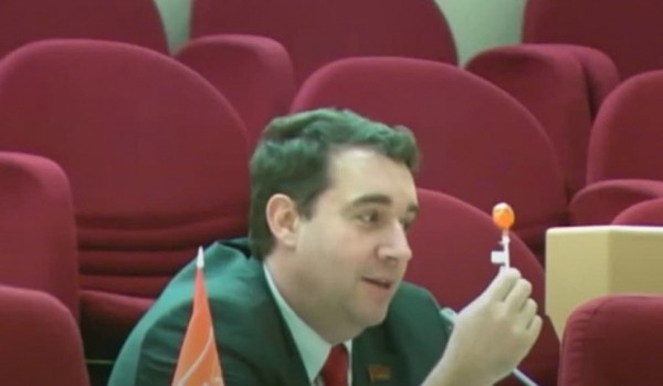 Саратовскому коммунисту предложили чупа-чупс размером с голову