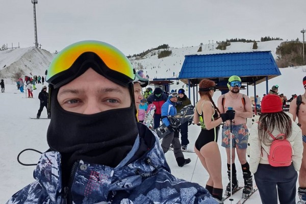 В Хвалынске сотни любителей сноуборда и горных лыж приняли участие в &laquo;Голом спуске&raquo;: фото и видео