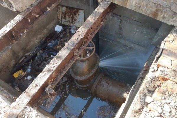 Десятки тысяч жителей двух районов Саратова в праздничные дни остались без воды из-за аварии на сетях ООО &laquo;КВС&raquo;, в некоторых домах отключат и отопление