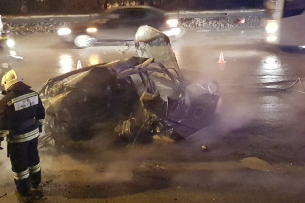 На шлюзовом мосту в Балаково две иномарки загорелись после страшного ДТП: один из водителей погиб в огне На шлюзовом мосту в Балаково две иномарки загорелись после страшного ДТП: один из водителей погиб в огне