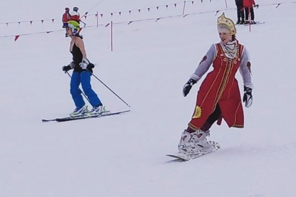 В Хвалынске сотни любителей сноуборда и горных лыж приняли участие в &laquo;Голом спуске&raquo;: фото и видео