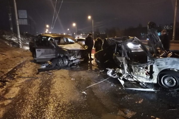 На шлюзовом мосту в Балаково две иномарки загорелись после страшного ДТП: один из водителей погиб в огне На шлюзовом мосту в Балаково две иномарки загорелись после страшного ДТП: один из водителей погиб в огне