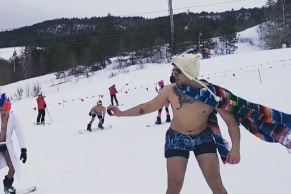 В Хвалынске сотни любителей сноуборда и горных лыж приняли участие в &laquo;Голом спуске&raquo;: фото и видео