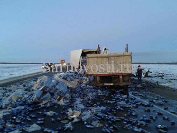 Двое мужчин погибли в столкновении грузовиков под Саратовом