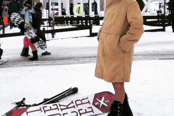 В Хвалынске сотни любителей сноуборда и горных лыж приняли участие в &laquo;Голом спуске&raquo;: фото и видео