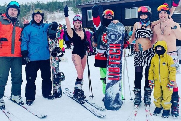 В Хвалынске сотни любителей сноуборда и горных лыж приняли участие в &laquo;Голом спуске&raquo;: фото и видео