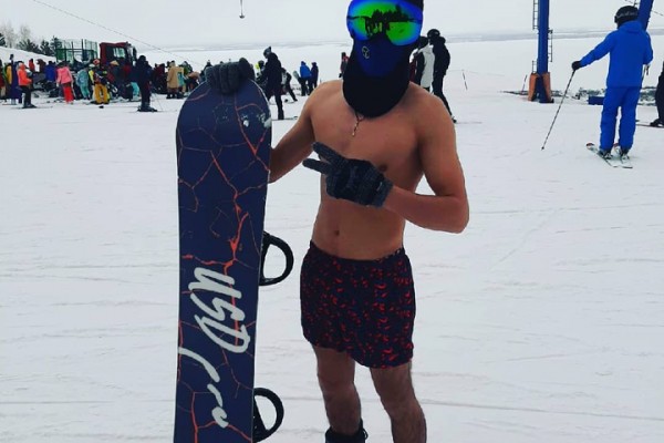 В Хвалынске сотни любителей сноуборда и горных лыж приняли участие в &laquo;Голом спуске&raquo;: фото и видео