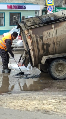 Ремонт дороги по-балашовски: рабочие утопили асфальт в глубокой луже Ремонт дороги по-балашовски: рабочие утопили асфальт в глубокой луже