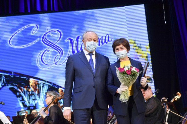 Валерий Радаев поздравил жительниц области с наступающим Международным женским днём