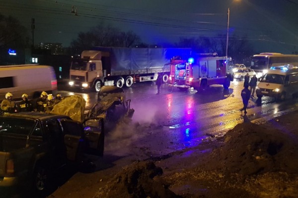 На шлюзовом мосту в Балаково две иномарки загорелись после страшного ДТП: один из водителей погиб в огне На шлюзовом мосту в Балаково две иномарки загорелись после страшного ДТП: один из водителей погиб в огне