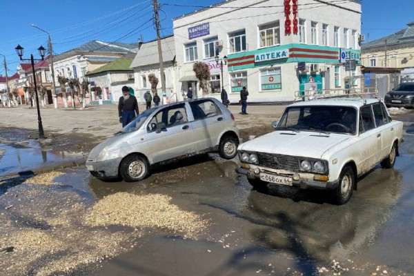 На центральный улице Вольска автомобиль провалился в яму: депутат Госдумы попросил главу района не разочаровывать жителей