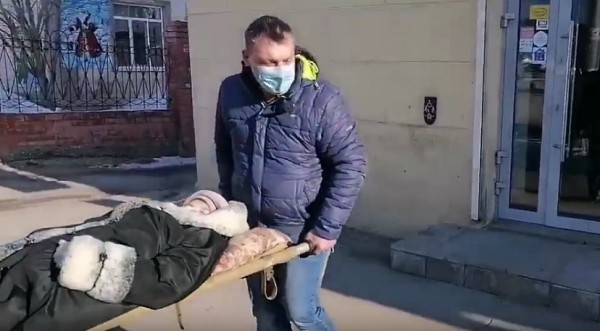 Банк не стал извиняться за визит 74-летней пенсионерки на носилках