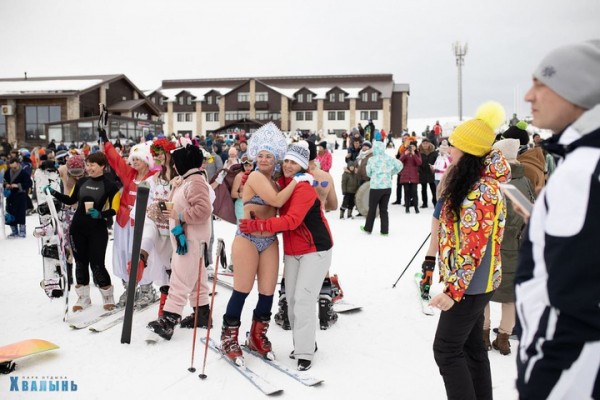 В Хвалынске сотни любителей сноуборда и горных лыж приняли участие в &laquo;Голом спуске&raquo;: фото и видео