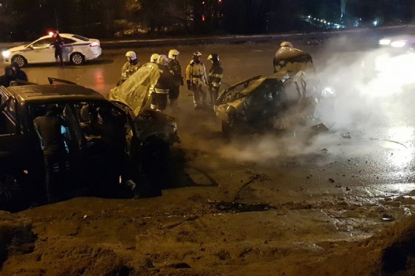 На шлюзовом мосту в Балаково две иномарки загорелись после страшного ДТП: один из водителей погиб в огне На шлюзовом мосту в Балаково две иномарки загорелись после страшного ДТП: один из водителей погиб в огне