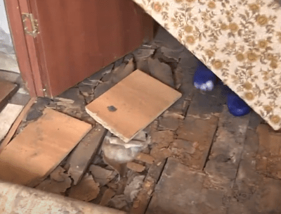 
Следователи начали проверку из-за разрушающегося дома в Хвалынске, куда переселили граждан из аварийного жилья 					