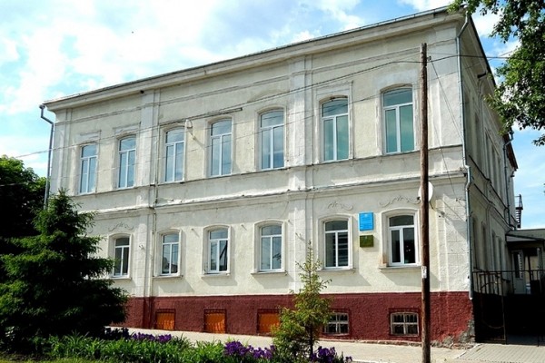 Чиновники планировали объединить в городе две школы, но после возмущения родителей передумали