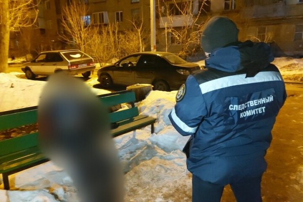 В Балаково мужчина умер, сидя на лавочке (это шестой труп в городе, обнаруженный за выходные)