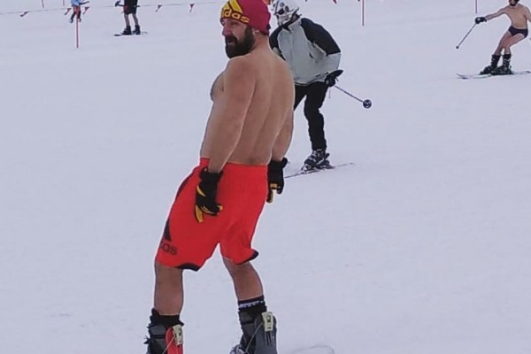 В Хвалынске сотни любителей сноуборда и горных лыж приняли участие в &laquo;Голом спуске&raquo;: фото и видео