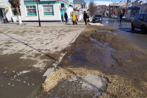 На центральный улице Вольска автомобиль провалился в яму: депутат Госдумы попросил главу района не разочаровывать жителей