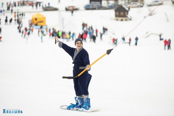 В Хвалынске сотни любителей сноуборда и горных лыж приняли участие в &laquo;Голом спуске&raquo;: фото и видео
