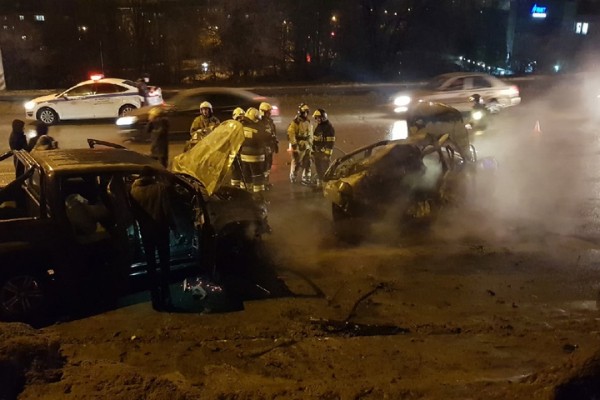 На шлюзовом мосту в Балаково две иномарки загорелись после страшного ДТП: один из водителей погиб в огне На шлюзовом мосту в Балаково две иномарки загорелись после страшного ДТП: один из водителей погиб в огне