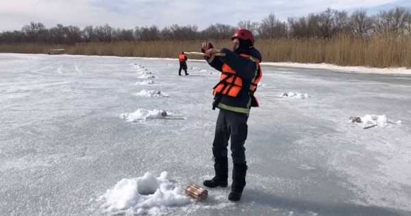 Саратовские спасатели продолжают подрывы рек перед паводком