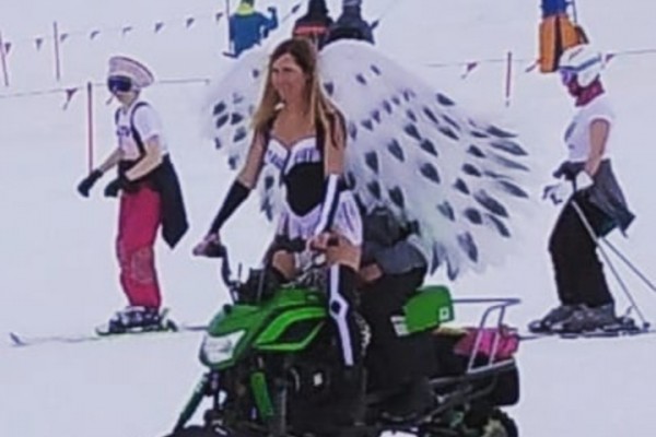 В Хвалынске сотни любителей сноуборда и горных лыж приняли участие в &laquo;Голом спуске&raquo;: фото и видео