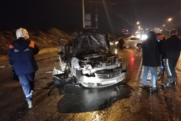 На шлюзовом мосту в Балаково две иномарки загорелись после страшного ДТП: один из водителей погиб в огне На шлюзовом мосту в Балаково две иномарки загорелись после страшного ДТП: один из водителей погиб в огне